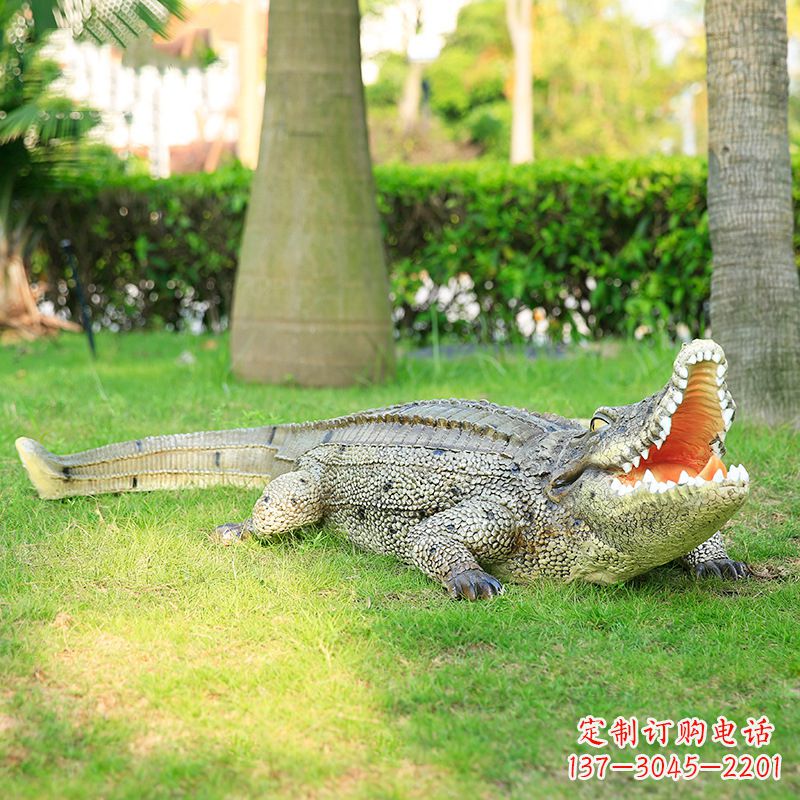 宜宾玻璃钢雕塑户外园林景观装饰仿真动物鳄鱼摆件