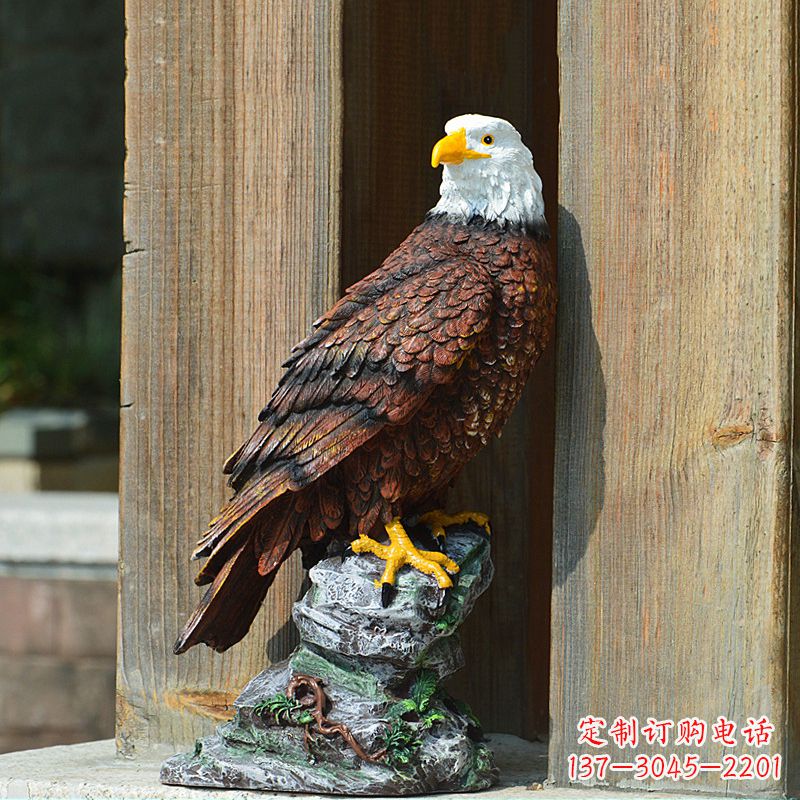 宜宾玻璃钢老鹰雕塑——传递自然之美