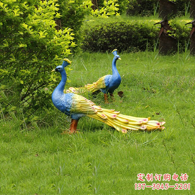 宜宾玻璃钢孔雀雕塑——艺术点缀公园草坪