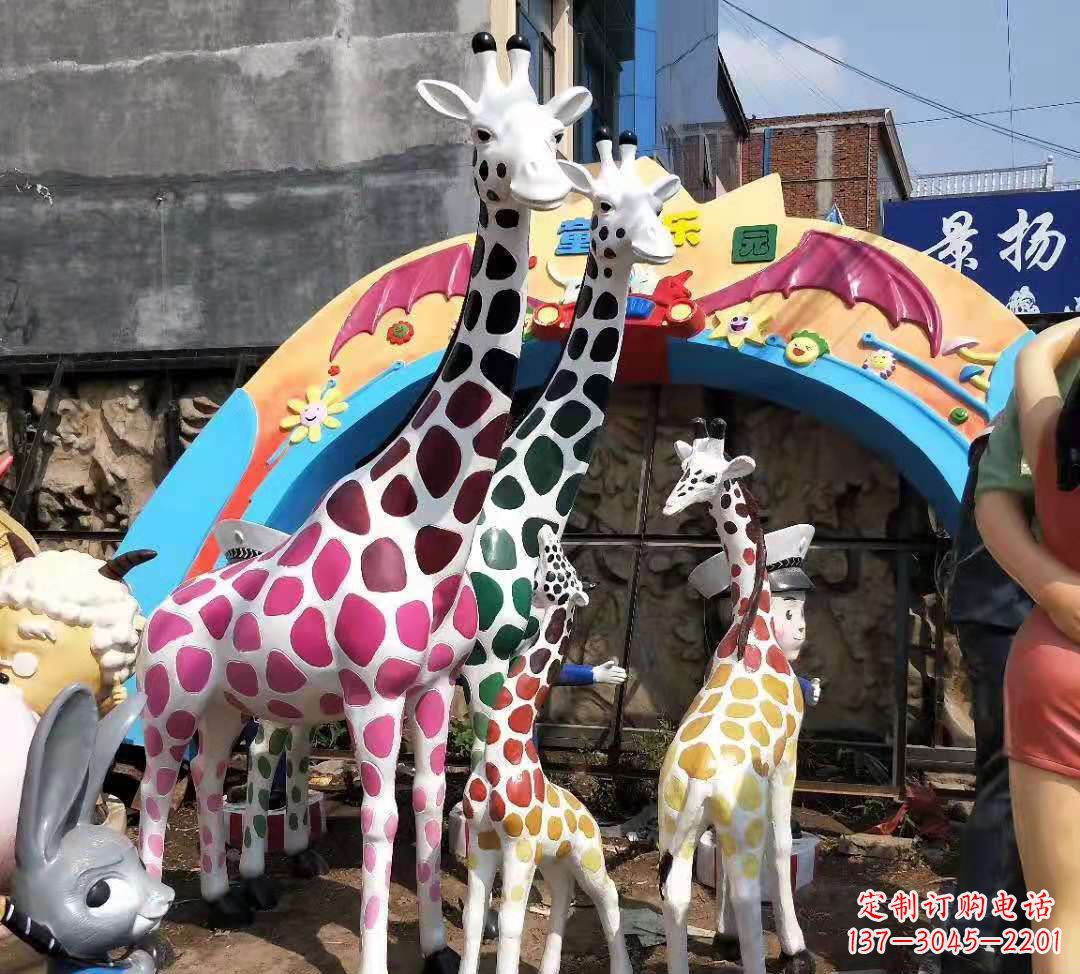 宜宾玻璃钢材质的长颈鹿雕塑——点缀公园景观