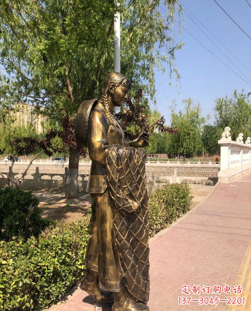 宜宾农家女人的铜雕之美