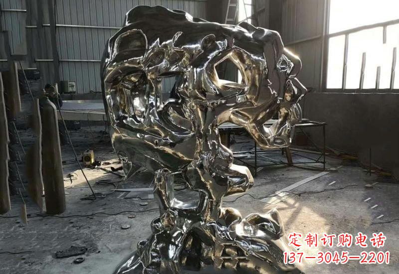 宜宾太湖石雕塑不锈钢公园的镜面之美