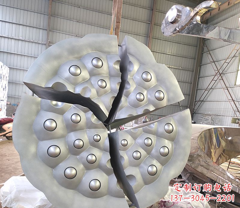 宜宾不锈钢公园莲蓬景观雕塑