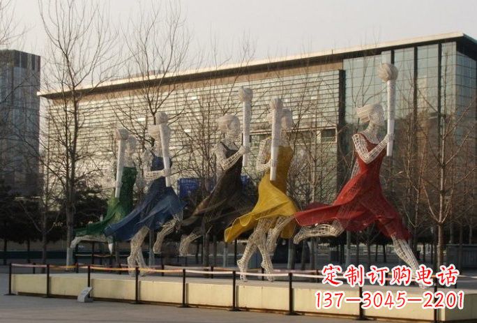 宜宾不锈钢火炬手雕塑象征着永恒的精神
