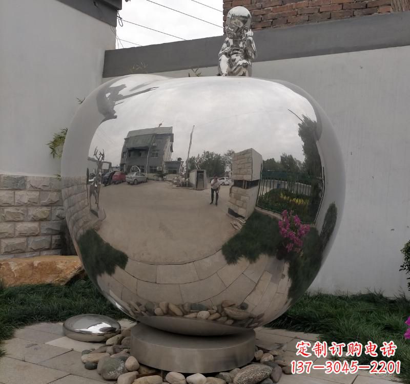 宜宾不锈钢金色苹果雕塑古典与现代的结合