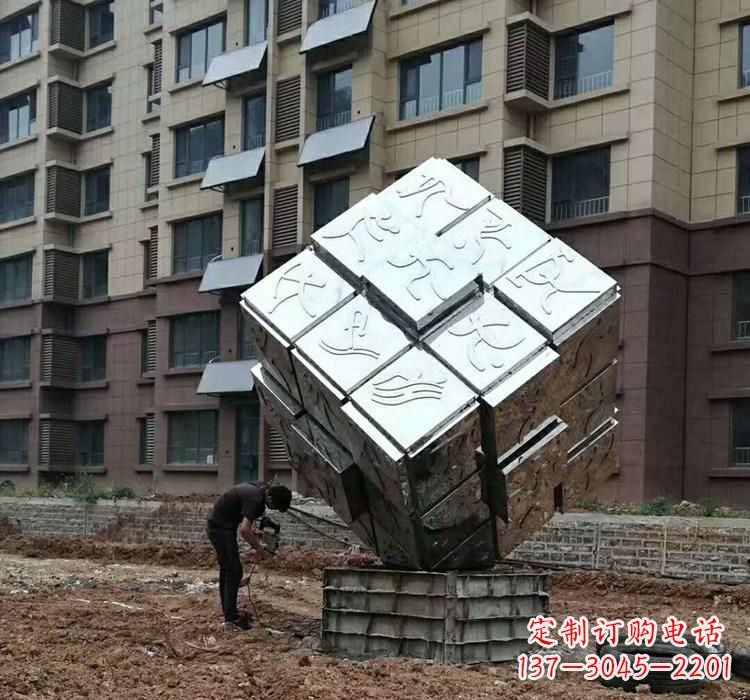 宜宾不锈钢景观魔方雕塑——现代科技的精妙结合