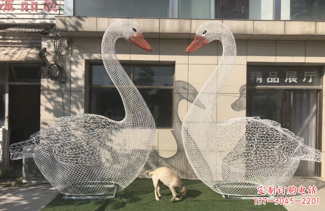 宜宾不锈钢镂空天鹅雕塑给室外增添美感