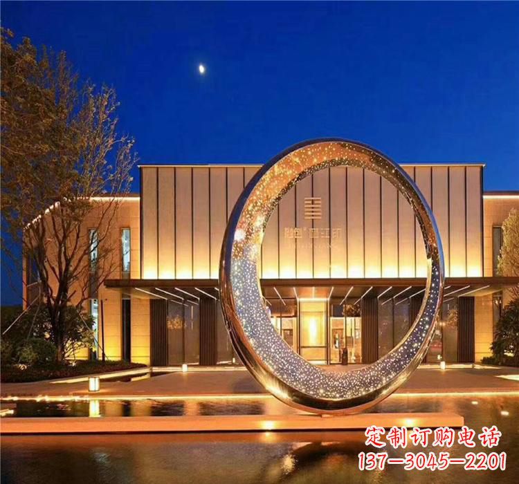宜宾不锈钢圆环雕塑给空间增添无限美感
