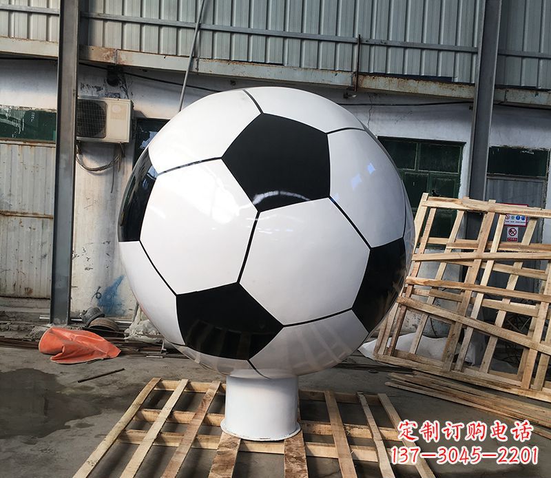 宜宾激发足球热情的不锈钢足球雕塑