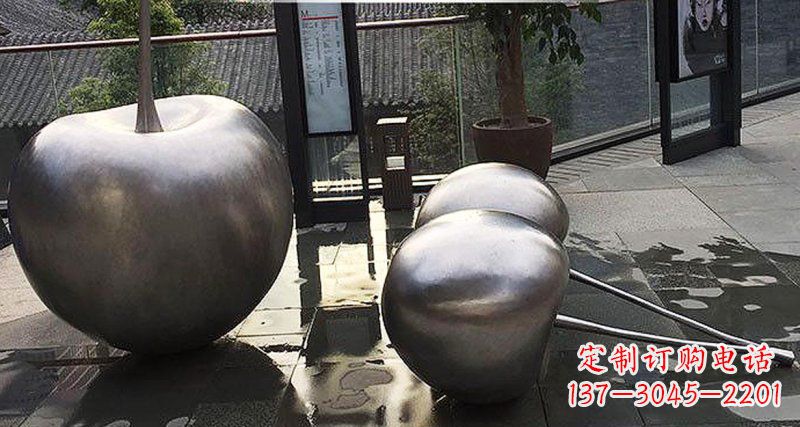 宜宾樱桃雕塑点缀步行街美丽景观