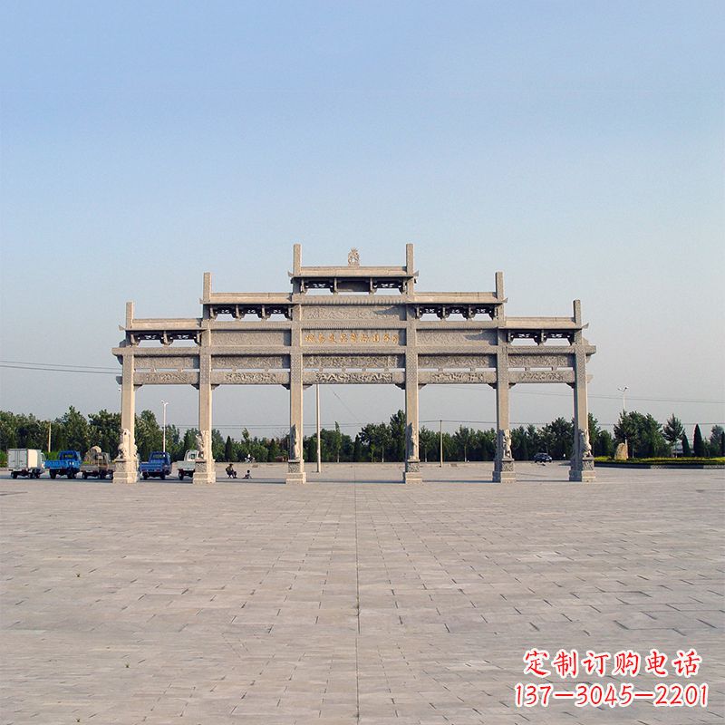 宜宾精美石雕牌坊点缀城市广场