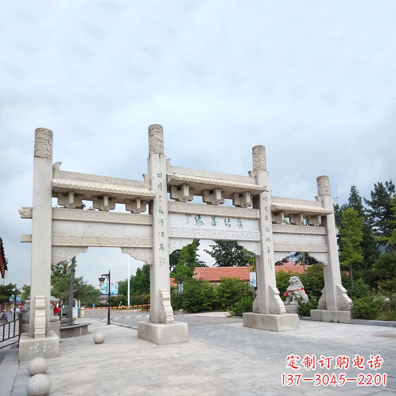 宜宾城市街道上的牌坊雕塑