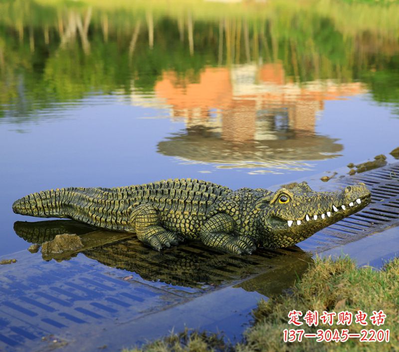 宜宾池塘水池仿真大鳄鱼雕塑玻璃钢园林水景草丛动物摆件