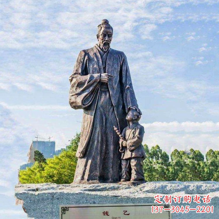 宜宾纯铜钱乙雕像传承历史的象征