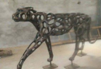 宜宾珍贵的豹雕塑——金钱豹公园的标志