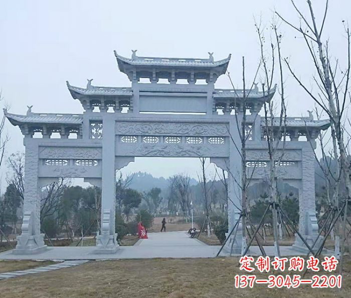 宜宾村口三门石雕牌楼古朴华丽