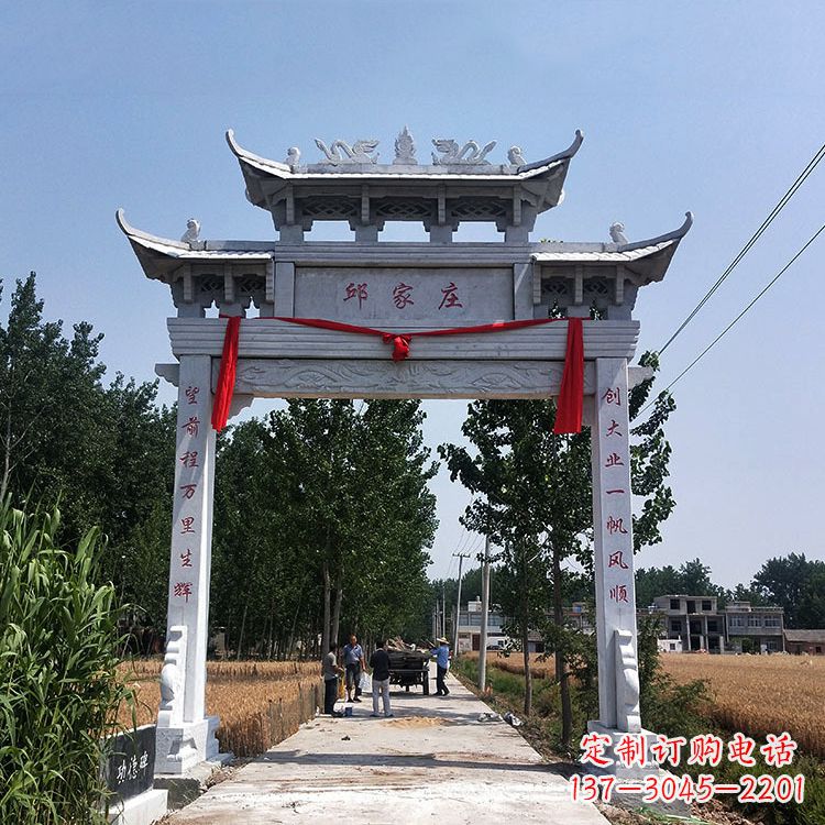 宜宾古村落中的石牌坊雕塑