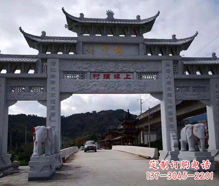 宜宾村庄三门五楼石雕牌坊