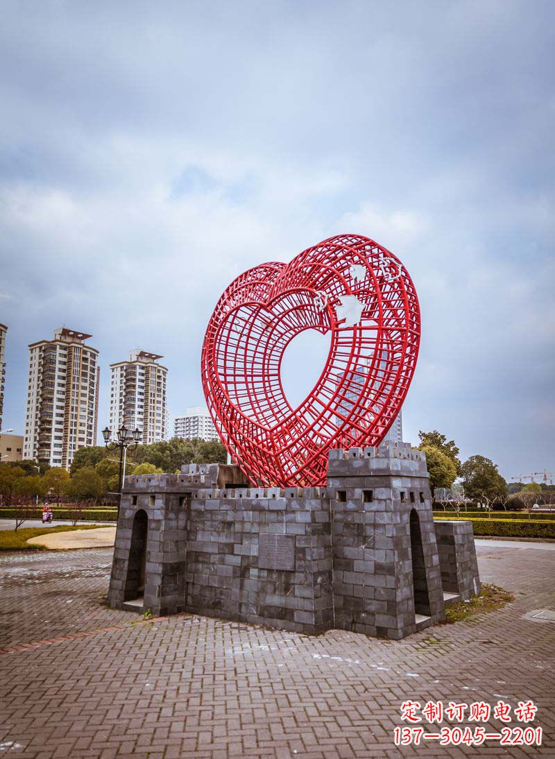 宜宾拥抱和平的心以心型和平鸽雕塑传递心意