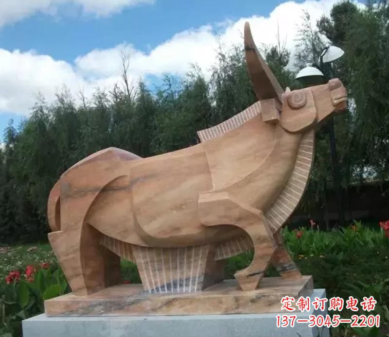 宜宾公园抽象动物牛石雕