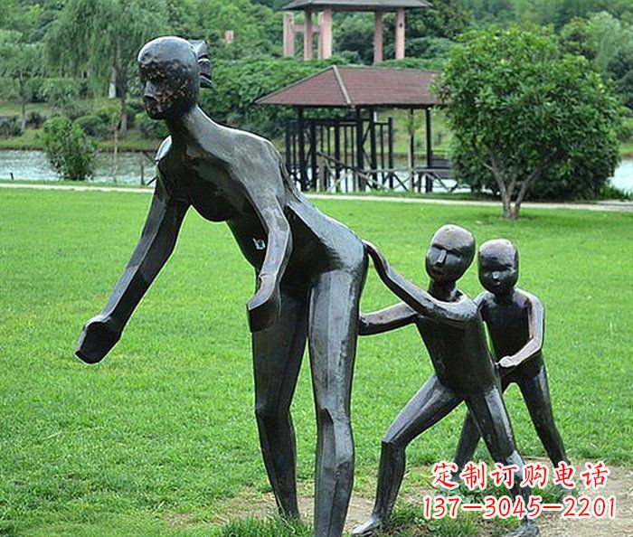 宜宾公园抽象老鹰捉小鸡人物铜雕
