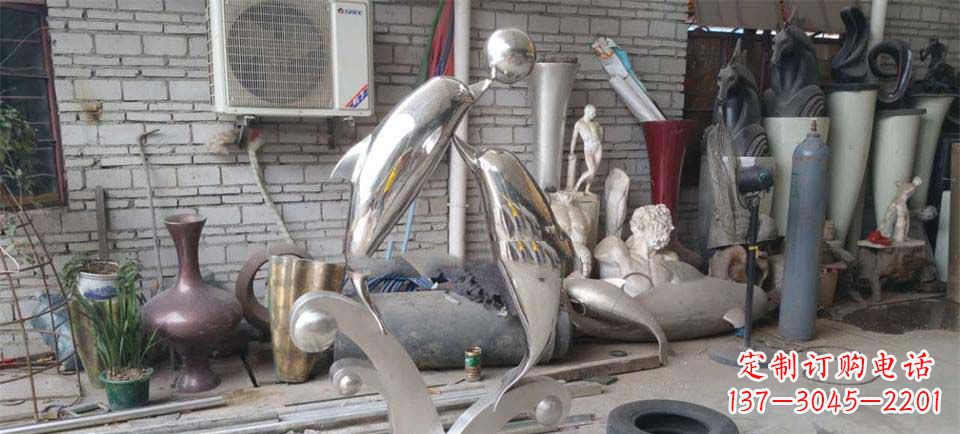 宜宾艺术品般的不锈钢海豚顶球雕塑