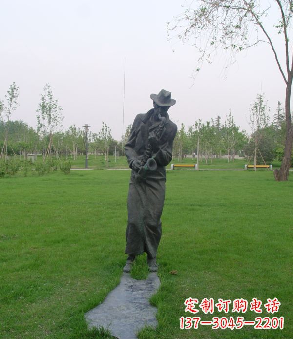 宜宾公园吹萨克斯人物铜雕