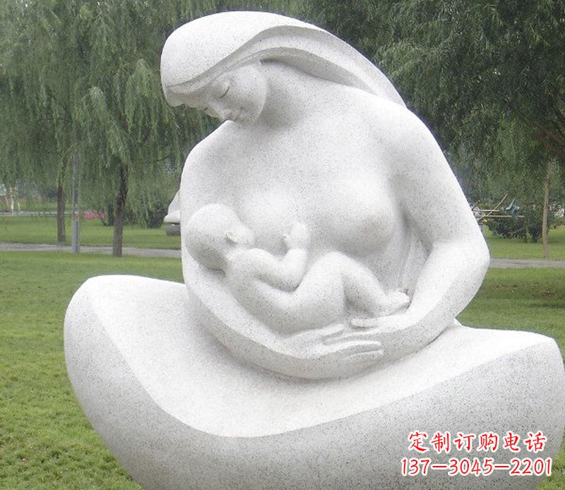 宜宾公园母亲喂奶石雕