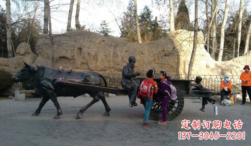 宜宾公园牛车上的老人和小孩小品铜雕