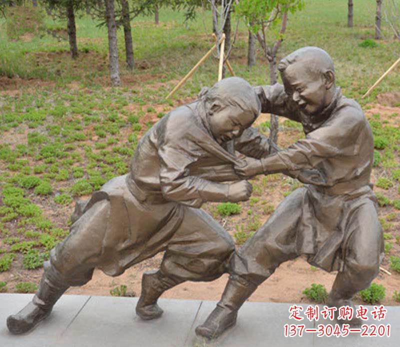 宜宾公园摔跤的小男孩铜雕