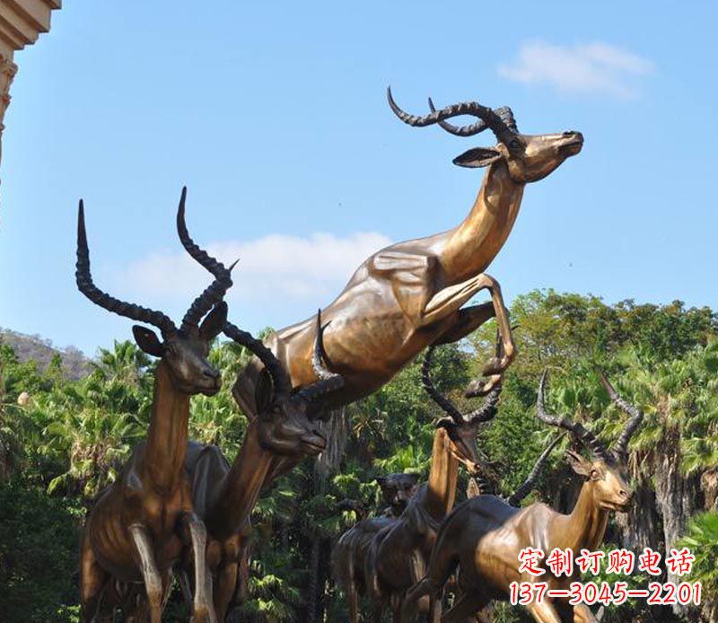 宜宾公园铜雕奔跑的羚羊