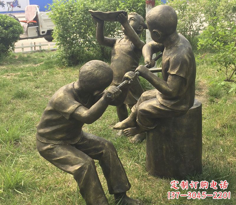 宜宾公园玩水的儿童铜雕