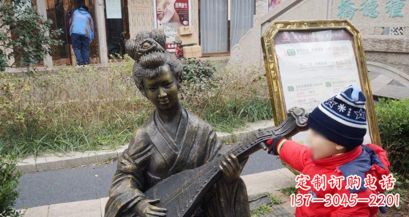 宜宾街边弹琵琶的古代美女人物景观铜雕