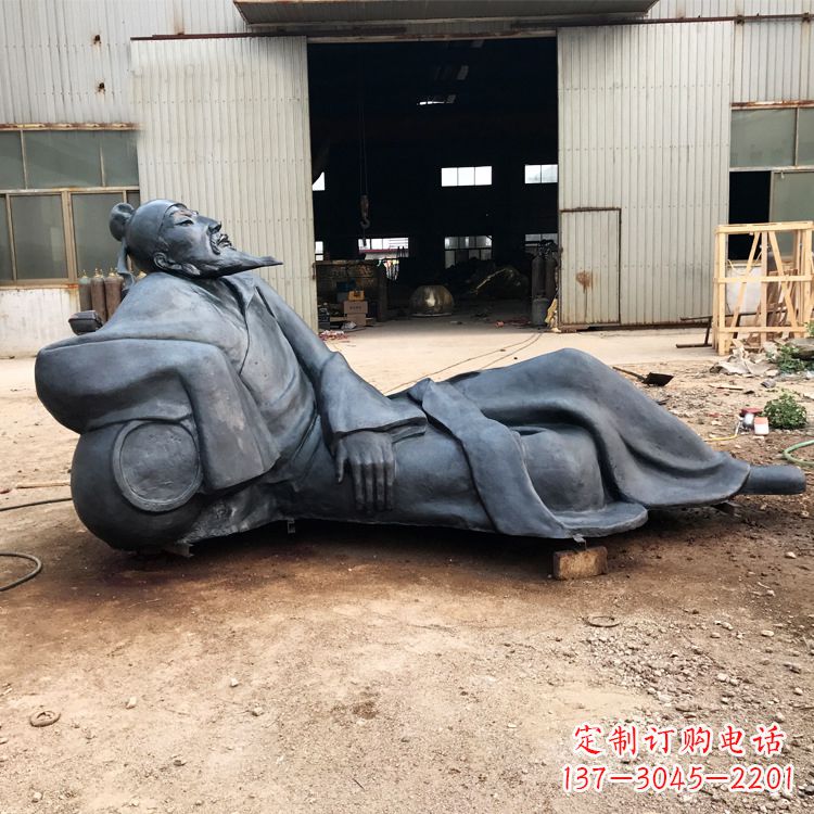 宜宾李白醉卧铜雕塑,抒写出豪迈之气