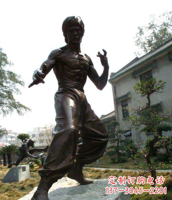 宜宾忠实再现李小龙公园名人铜雕