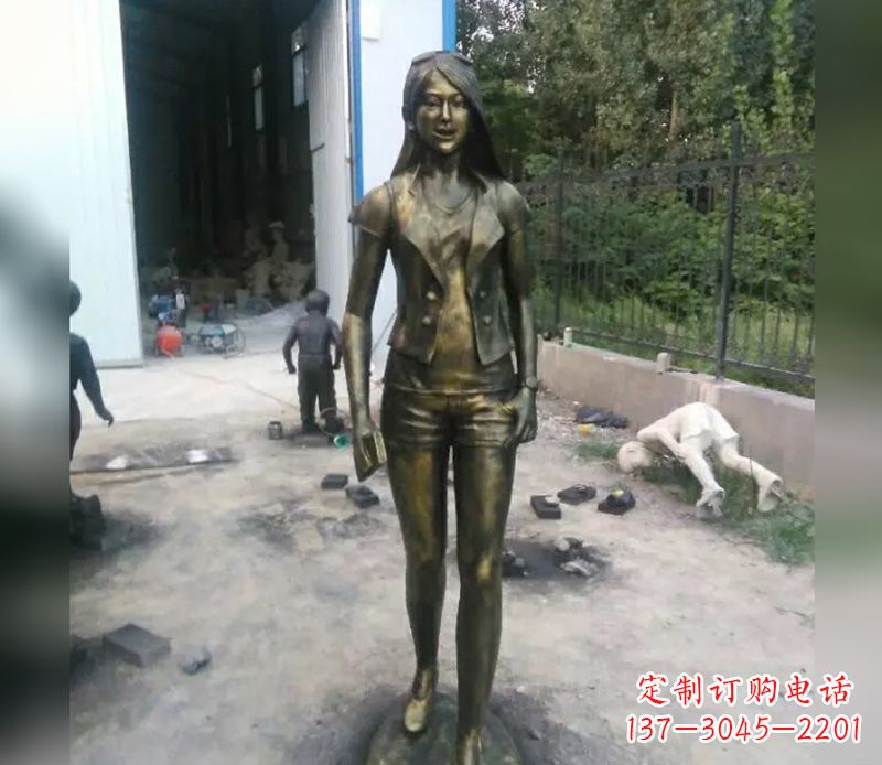 宜宾深入人心的美女铜雕