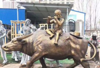 宜宾专为儿童量身定制的牧童骑在牛背吹笛铜雕