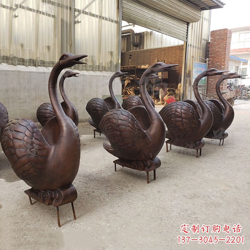 宜宾中领雕塑天鹅铜雕是一款精美的艺术作品,既…