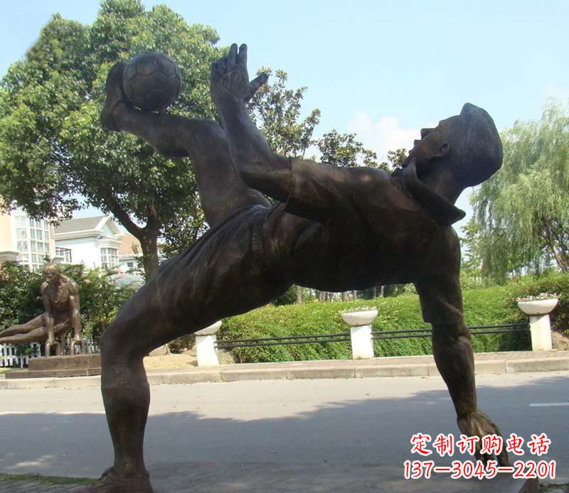 宜宾射门的足球运动员铜雕