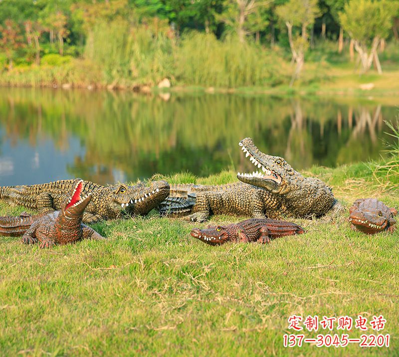 宜宾树脂鳄鱼仿真动物雕塑,公园水池草丛动物摆件