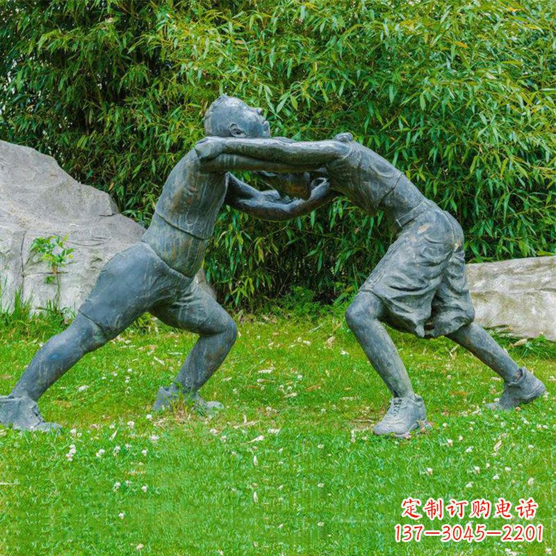 宜宾摔跤运动小孩公园草坪铜雕