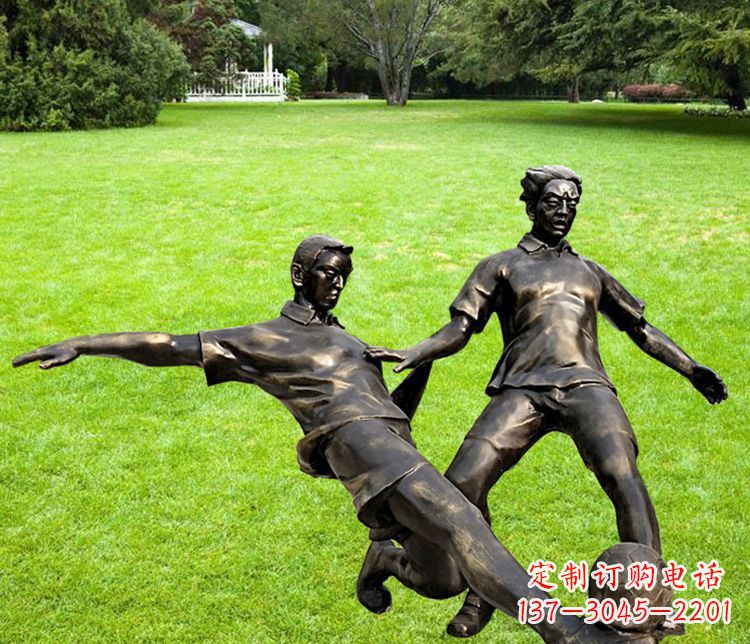 宜宾踢足球的人物铜雕