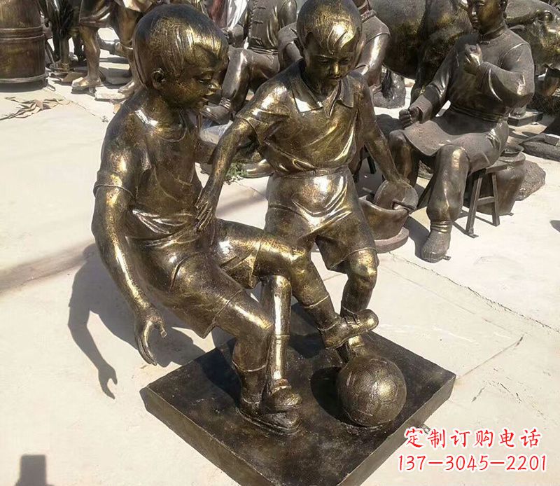 宜宾踢足球的儿童铜雕