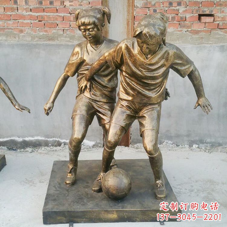 宜宾踢足球的小女孩雕塑