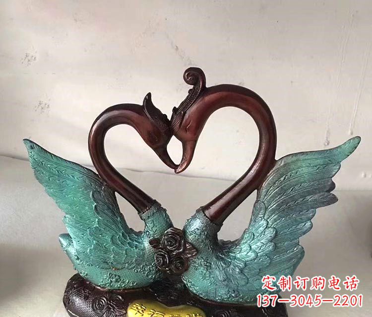 宜宾铜雕彩绘天鹅雕塑摆件-爱心、爱情、幸福情侣创意雕塑