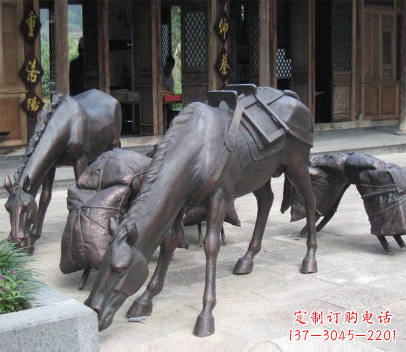 宜宾拖行李的马动物铜雕