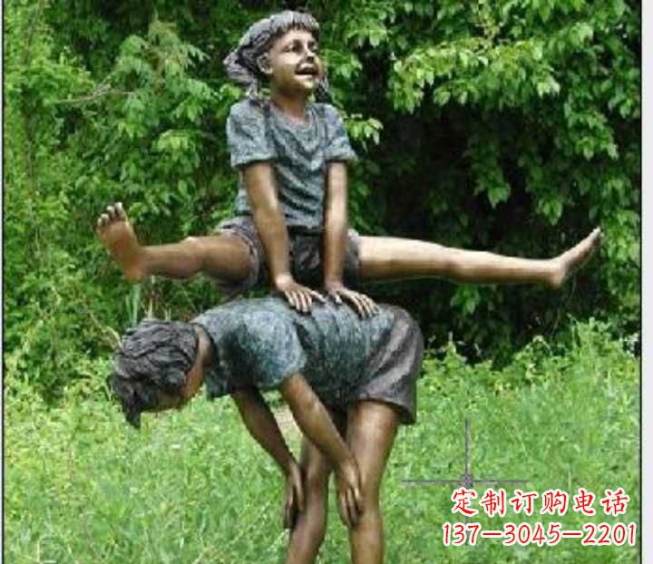宜宾玩跳山羊的儿童铜雕