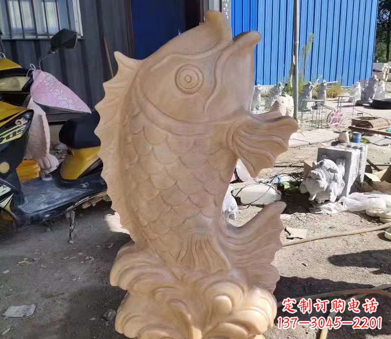 宜宾晚霞红喷水鲤鱼石雕