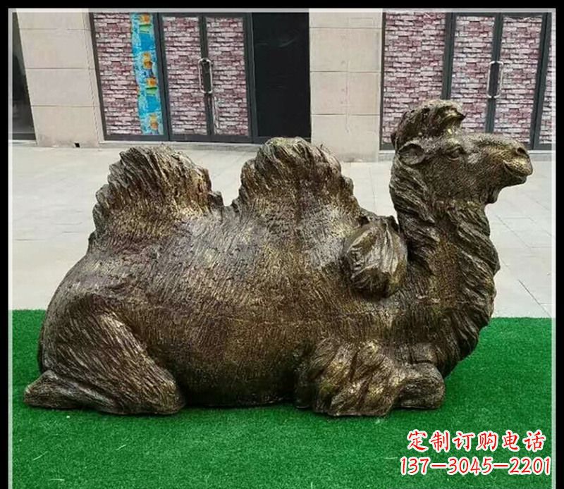 宜宾卧在草地的骆驼铜雕