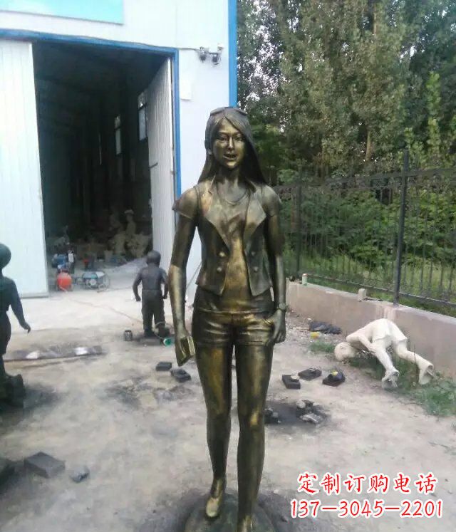 宜宾现代美女广场人物铜雕